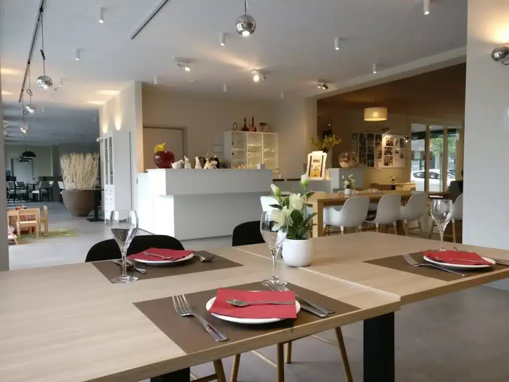 Cafétéria et restaurant avec tables dressées, maison de repos Henri Dunant à Evere