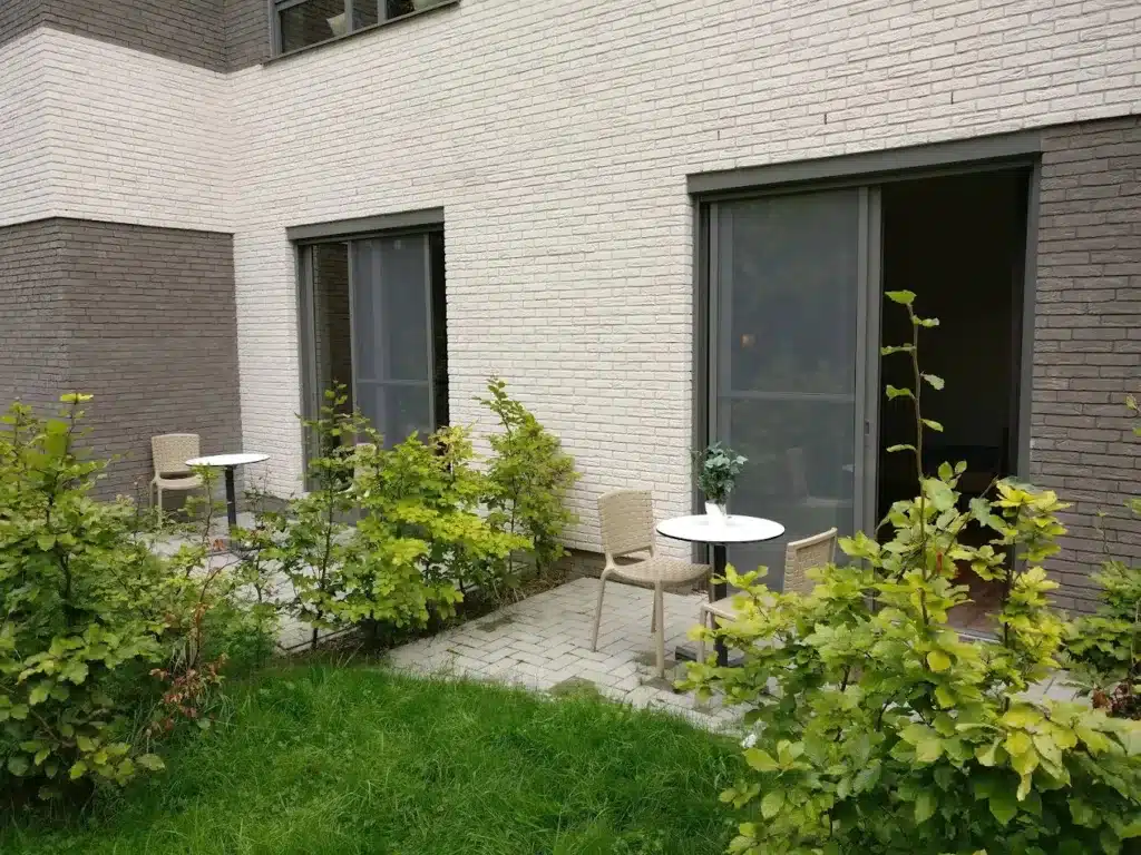 Terrasses privatives des chambres côté jardin, maison de repos Les Floralies à Woluwe-Saint-Lambert