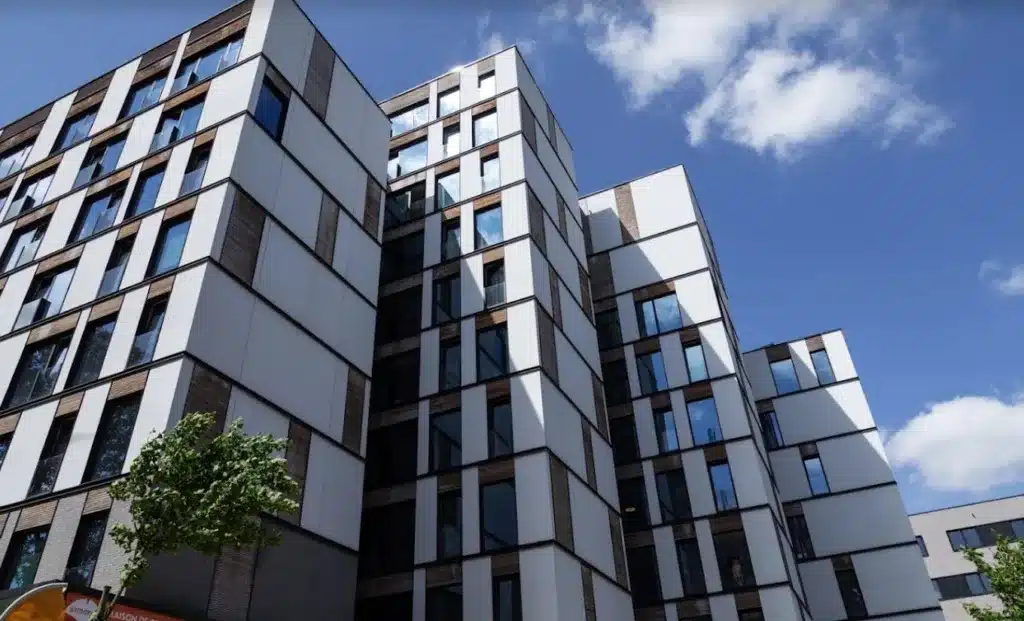 Façade moderne de la maison de repos Les Terrasses du Bois à Bruxelles