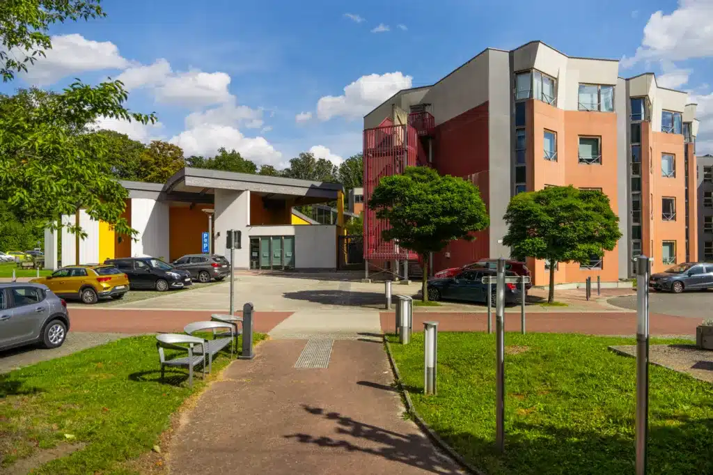 Bâtiments de la maison de repos Le Bois d'Havré à Mons, avec parking et espaces verts